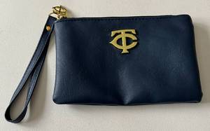 lot 139A image: Minnesota Twins Womens Clutch Purse Stadium Giveaway - New Condition, baseball