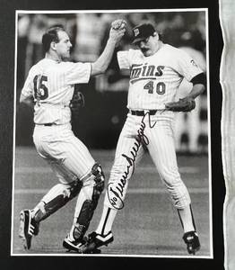 lot 121A image: Juan Berenguer Signed 1987 World Series Homer Hankie and 8x10 Photo - Minnesota Twins Baseball
