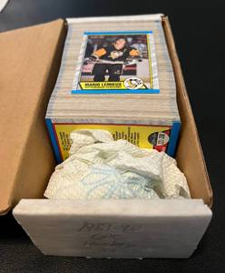 lot 163A image: 1989-09 O-Pee-Chee Hockey Complete NHL Card Set