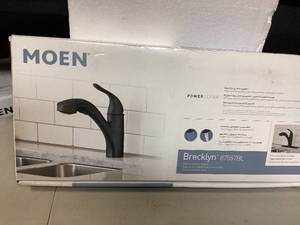 MOEN Brecklyn Single Handle Pull Out Sprayer Kitchen Faucet with Power Clean in Matte Black    Customer Returns See Pictures
