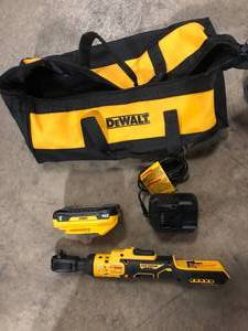 DEWALT 20-Volt Lithium-Ion Cordless 38 in. Ratchet Kit   Customer Returns See Pictures