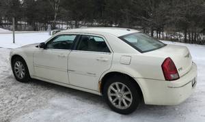 lot 15 image: 2007 Chrysler 300 LTD