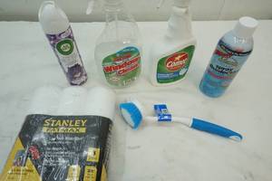 lot 17 image: Cleaning supplies