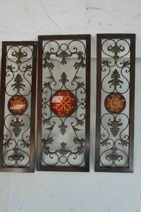 lot 31 image: Metal decor