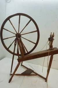 lot 33 image: Antique spinning wheel