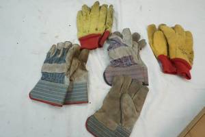 lot 38 image: Lot of leather gloves