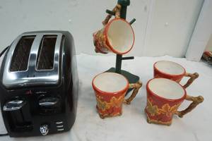 lot 48 image: Bagel toaster and mugs