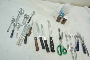 lot 124 image: Artco knives and other, plus tableware
