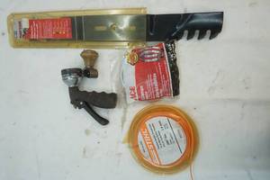 lot 134 image: 20 lawn mower blades, trimmer cord