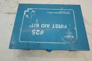 lot 137 image: Vintage first aid kit, metal box