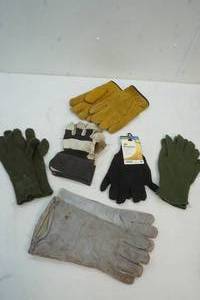 lot 212 image: Gloves