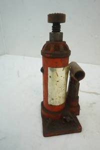 lot 222 image: Bottle Jack