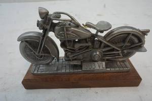 lot 270 image: Harley motorcycle decor