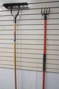 lot 325 image: Thatching Rake & a small garden rake