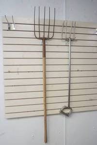 lot 332 image: Garden Tools