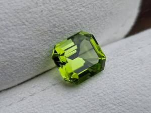 lot 25G image: 2.30 Carat VERY FINE Natural Electric Green Peridot Gemstone Loose $1,150 Retail VIDEO