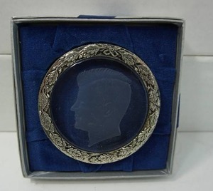 lot 14 image: Memorabilia Vintage COLONY PD Imports President John F Kennedy JFK Glass Paperweight Ornate Metal 3-Inch Frame...