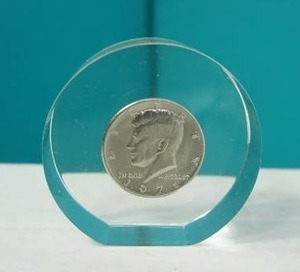 lot 15 image: Memorabilia Vintage 1971 President John F Kennedy JFK Half-Dollar Paperweight...