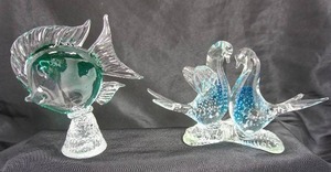 lot 62 image: Vintage Murano Clear Crystal Green Art Glass Fish on Stump, Vintage Clear Crystal Blue Art Glass Dove Love Birds Log Branch Controlled Bubbles...