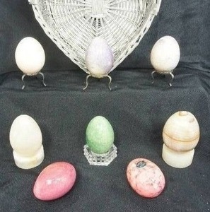 lot 67 image: Easter DeCor Including Polished Agate Alabaster Marble Stone Granite Onyx Italy Eggs Etc...