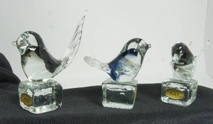 lot 68 image: Murano ICET Hand Blown Art Glass Bird with Blue Swirl Paperweight...