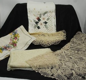 lot 137 image: Vintage Crocheted Embroidered Swedish Table Linen Etc...