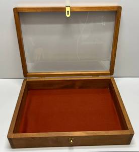 lot 88 image: 14 x 19 12 Wooden Lockable Display Case