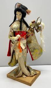 lot 116 image: Vintage Handcrafted Japanese Geisha Doll In Kimono Holding Samurai Helmet 17