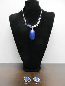 lot 51 image: Lovely Vintage Sterling Silver & Lapis Pendant Necklace