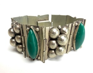 lot 7 image: Vintage 1950s era Southwestern Sterling Silver & Jade Green Stone Bracelet