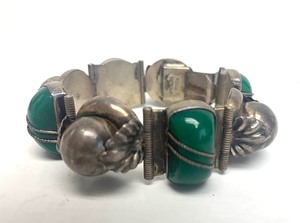 lot 30 image: Excellent Vintage 1950s era Southwestern Sterling Silver & Green Stone Bracelet
