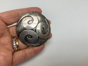 lot 75 image: Heavy Vintage Hand Hammered Sterling Silver Brooch Pin wSpirals