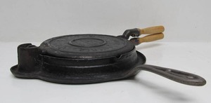 lot 10 image: Antique Cast Iron Alfred Andresen Kornukopia Krumkake Maker