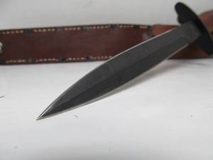 lot 38 image: Brand New Contemporary WW2 Combat Dagger