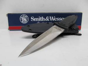 lot 47 image: Unused SMITH & WESSON H.R.T. Military Boot Knife