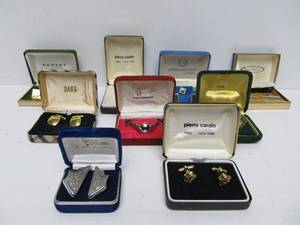 lot 86 image: Nice Lot of Vintage etc Mens Accessories Cufflinks etc