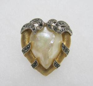 lot 103 image: Vintage CROWN TRIFARI Gold Tone & Pearlized Costume Jewelry Heart Brooch