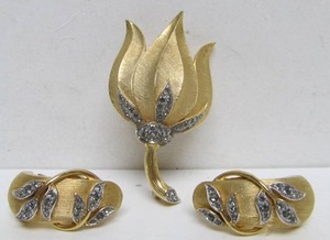 lot 104 image: Matching Set Vintage CROWN TRIFARI Gold Tone Floral Brooch & Earrings