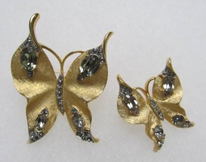lot 106 image: 2 Vintage CROWN TRIFARI Gold Tone Butterfly Brooches
