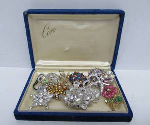 lot 107 image: Fabulous Lot of Vintage 1940s-50s Costume Jewelry Brooches etc