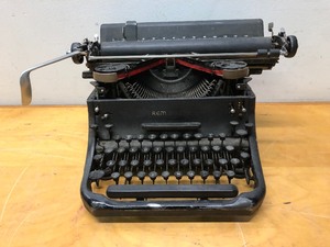 lot 167 image: Vintage 1930s era Remington Rand Typewriter