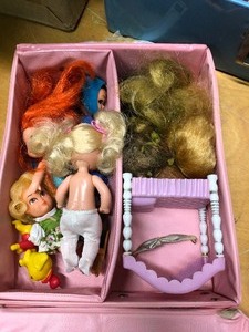 lot 171 image: Large Lot of Assorted Vintage Dolls Barbies Outfits & Accessories