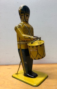lot 180 image: Large 13 Vintage WOLVERINE Tin Litho Drum Major Wind-Up Toy