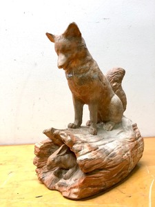 lot 186 image: Vintage COMANCHE Pottery Sculpture - Fox on a Log