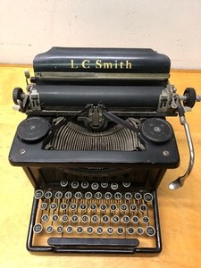lot 188 image: Nice Old Antique L.C. SMITH Tall Typewriter