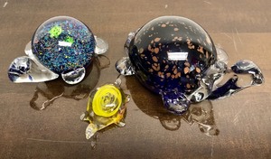 lot 194 image: Group of 3 Hand Blown Art Glass Murano Turtles