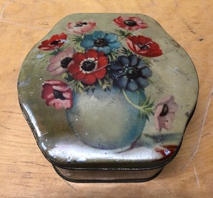 lot 344 image: Vintage Tin wOld Films Inside