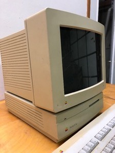 lot 347 image: Vintage Apple McIntosh IIe Computer