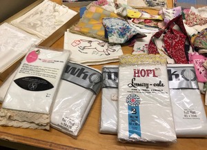 lot 365 image: Large Lot of Vintage Linens Napkins Scarves & Very Nice Colorful Quilt