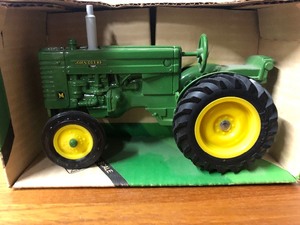 lot 389 image: Vintage JOHN DEERE Diecast Metal Model M Tractor